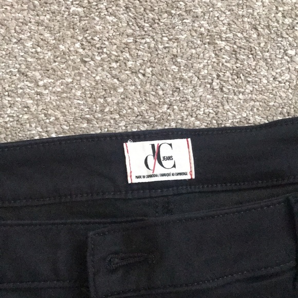 Plus size woman’s black capris jeans - Picture 2 of 3